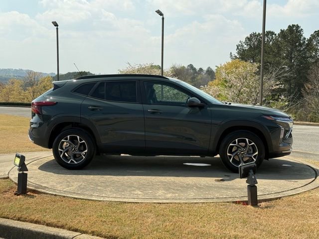 Used 2025 Chevrolet Trax LT FWD image 8