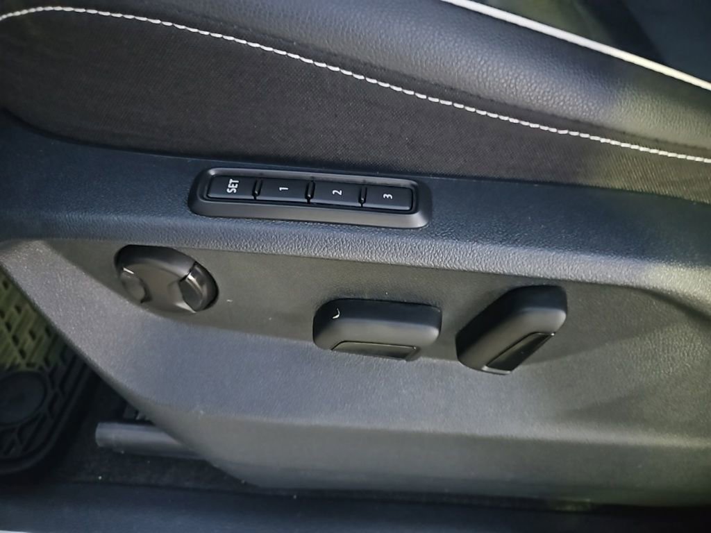 Used 2024 Volkswagen Tiguan SEL R-Line image 17