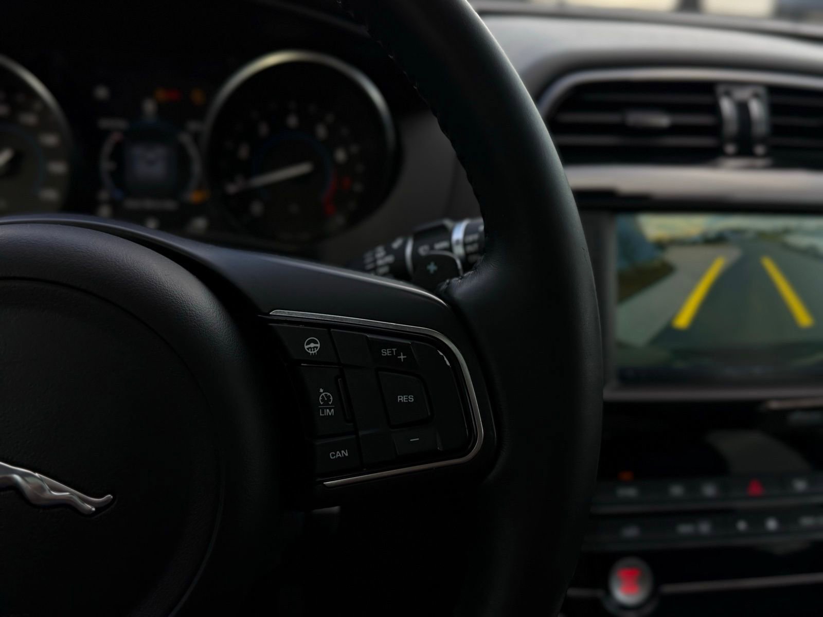 Used 2018 Jaguar F-PACE Premium image 33