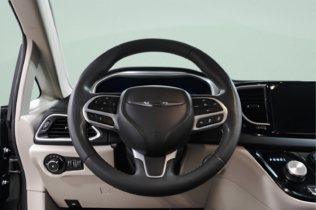 Used 2023 Chrysler Pacifica Touring-L FWD image 9