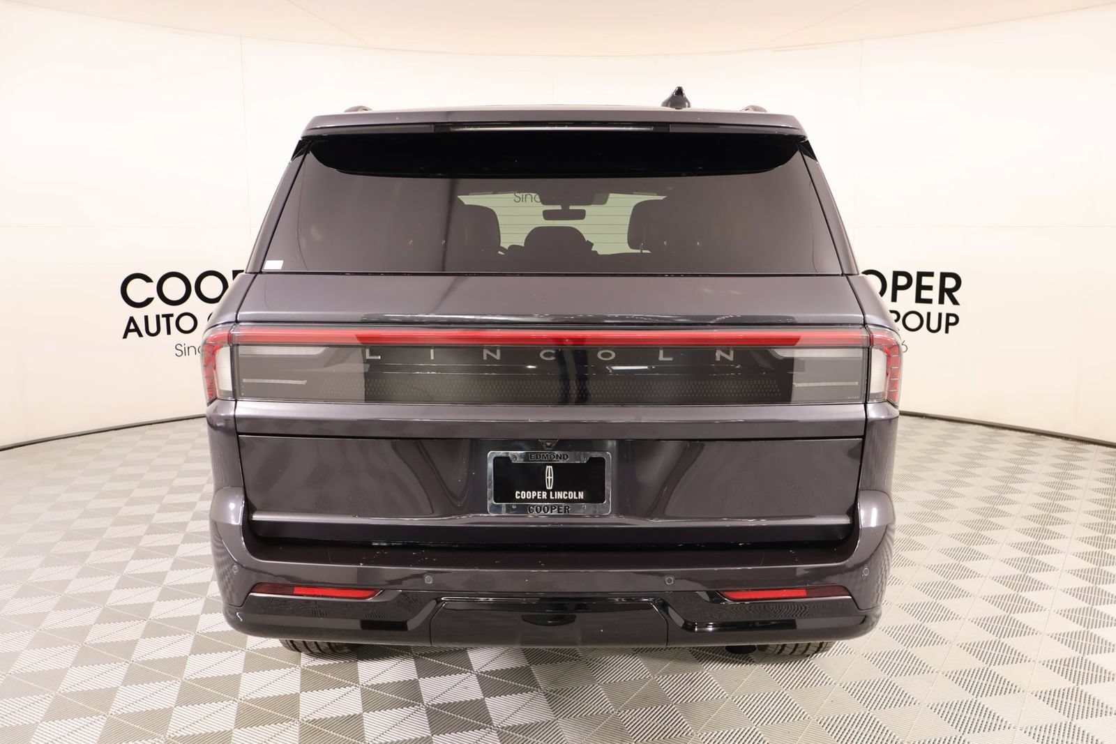 New 2025 Lincoln Navigator Reserve w/ Jet Appearance Package AWD/4WD image 24