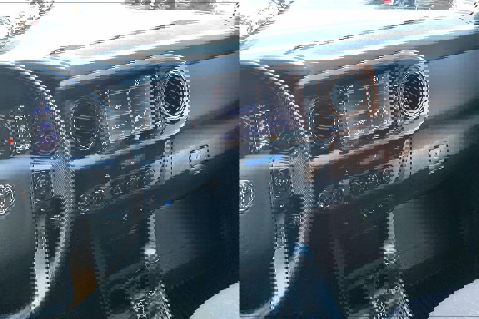 Used 2022 Toyota Tacoma TRD Off-Road image 9