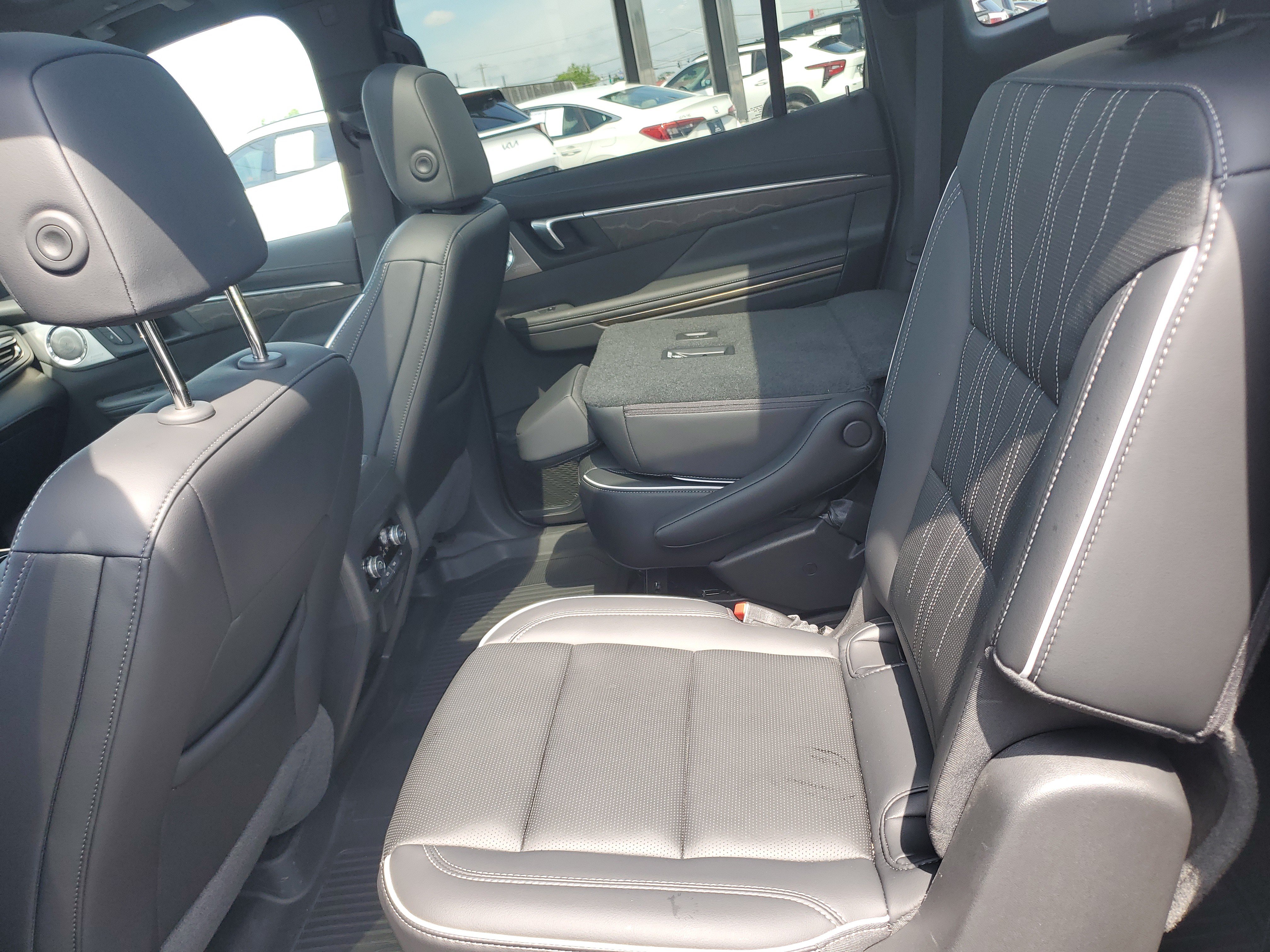 Used 2025 Buick Enclave Avenir w/ Trailering Package, 5000 lbs. AWD/4WD image 11