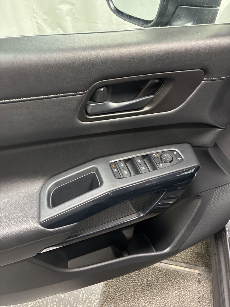 Used 2024 Nissan Pathfinder S image 11
