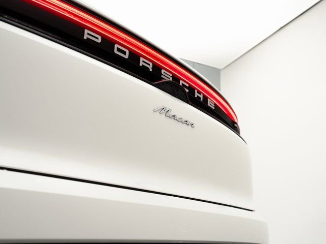 Certified 2025 Porsche Macan Electric image 34