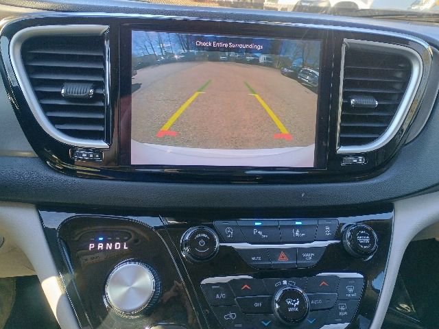 Used 2023 Chrysler Pacifica Touring-L FWD image 30