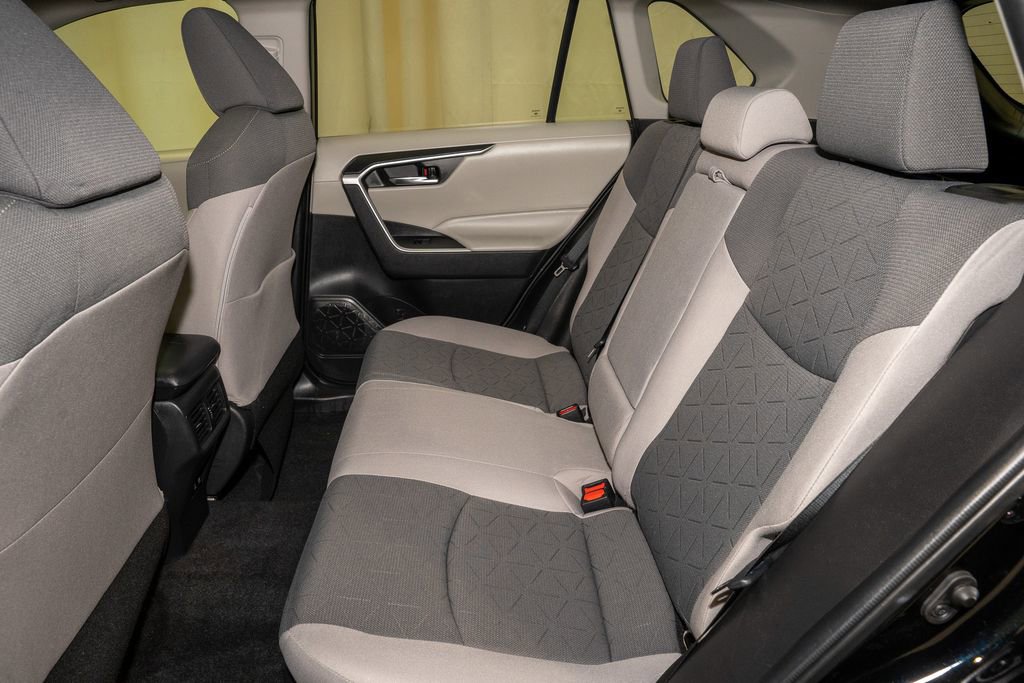 Used 2021 Toyota RAV4 XLE w/ Convenience Package image 9