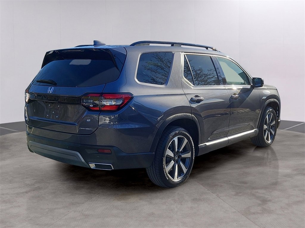 Certified 2025 Honda Pilot Touring image 4