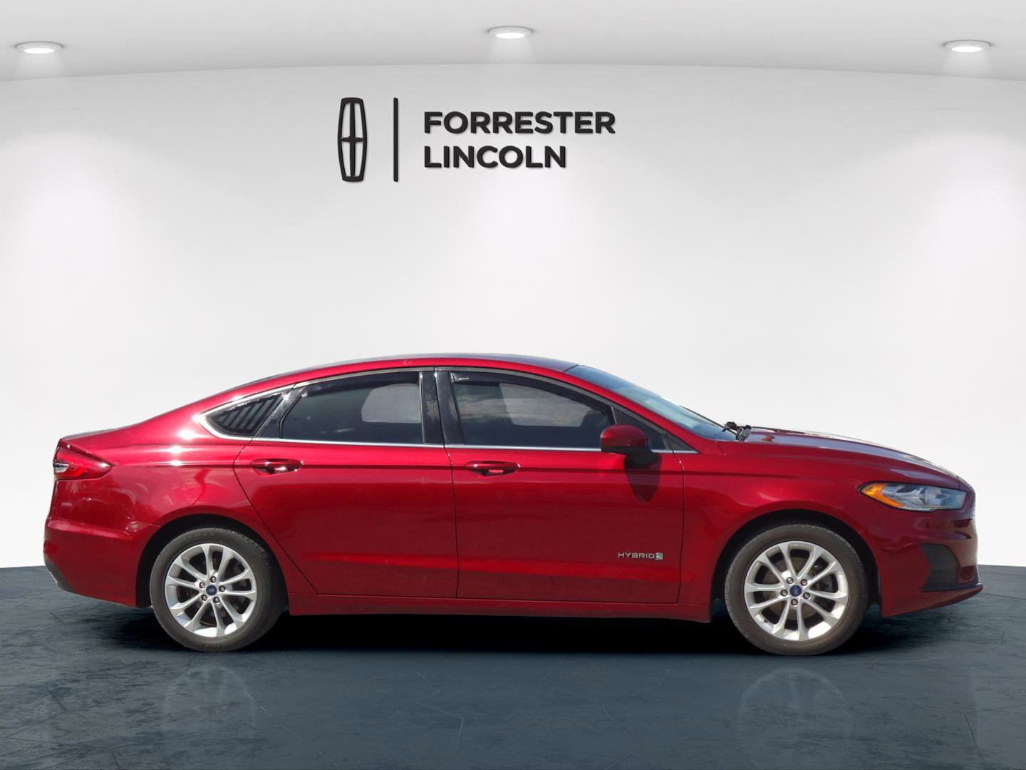 Used 2019 Ford Fusion SE FWD image 2