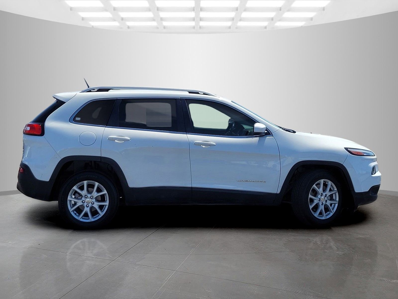 Used 2016 Jeep Cherokee Latitude w/ Safety/Convenience Group FWD image 3
