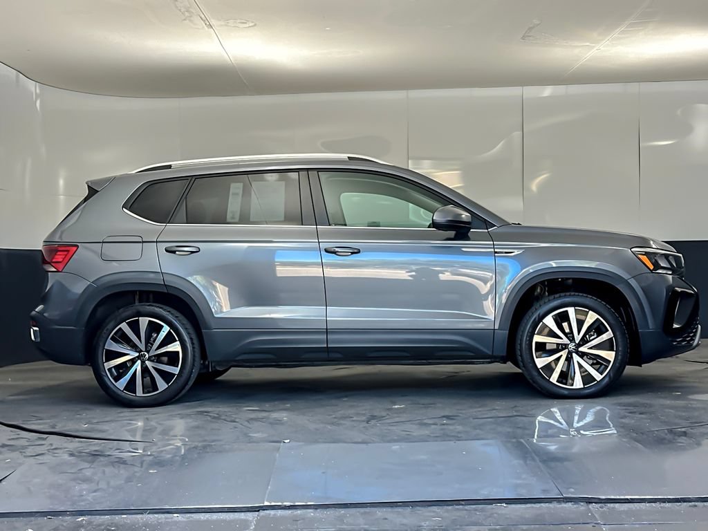Used 2023 Volkswagen Taos SE FWD image 2