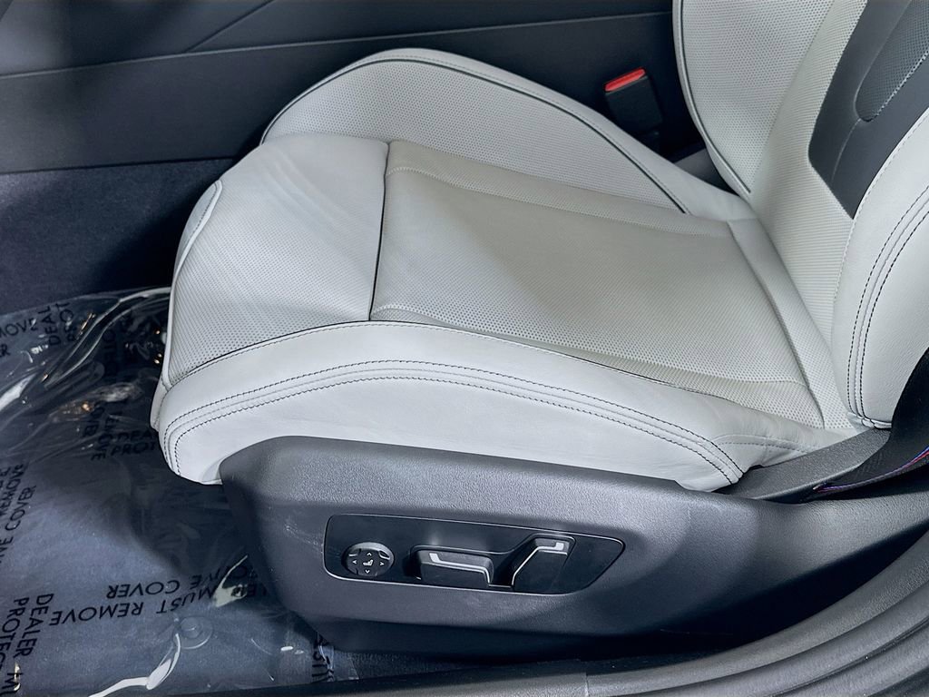 Used 2025 BMW M5 w/ Carbon Package image 21