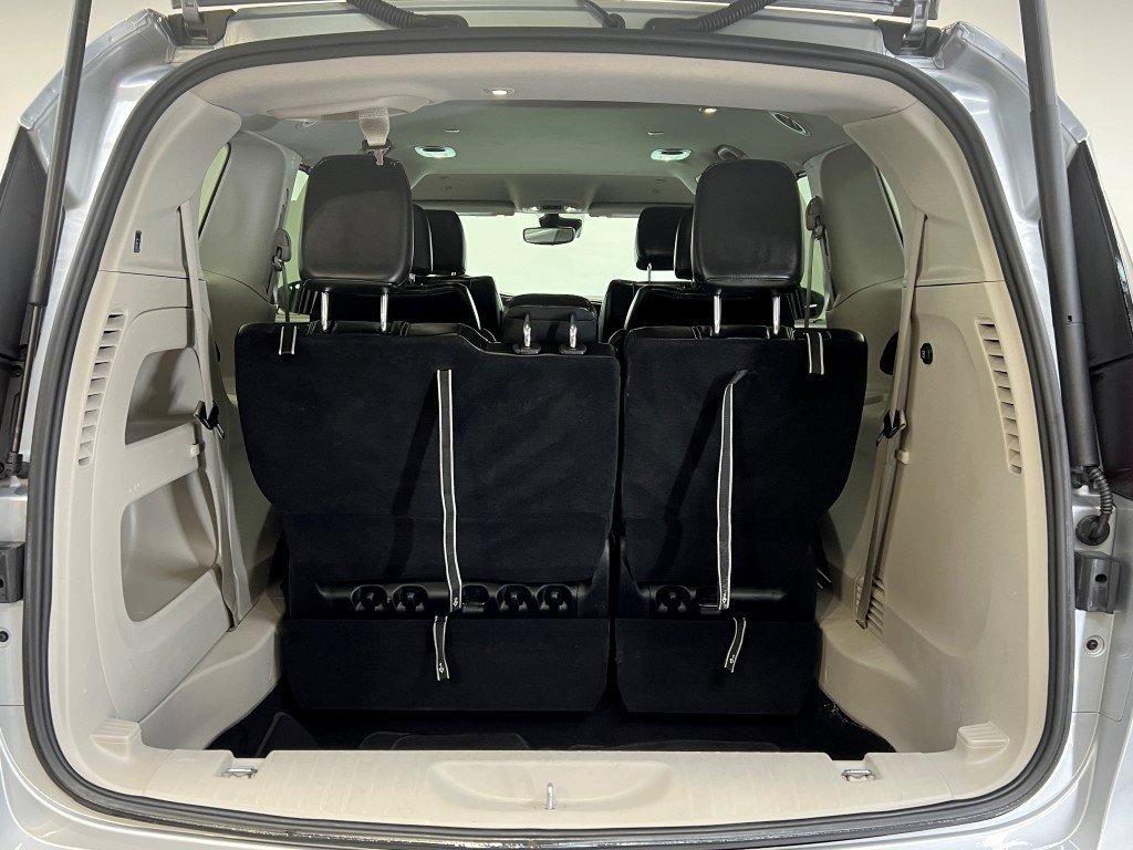 Used 2023 Chrysler Pacifica Touring-L image 10