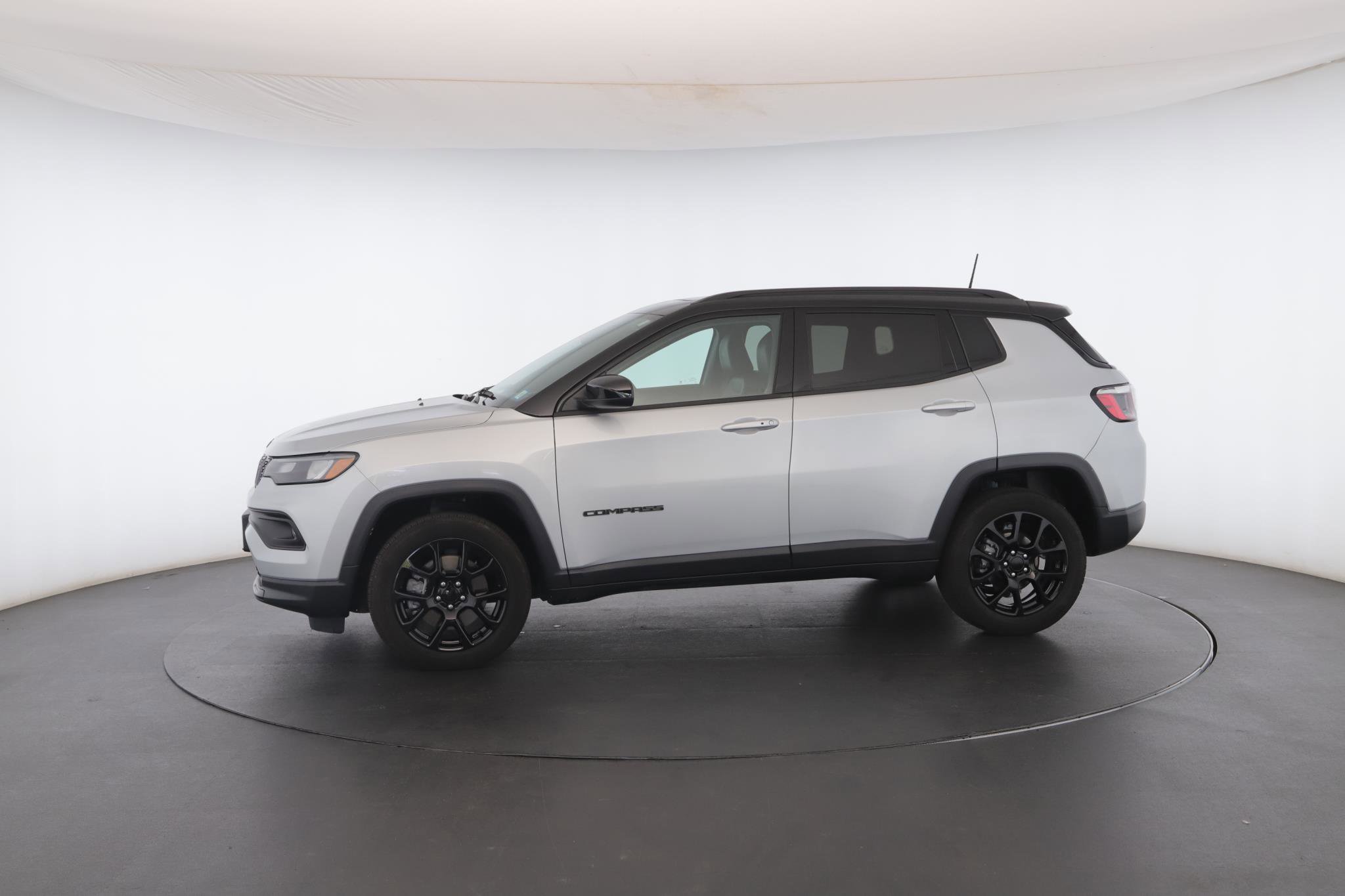 Used 2024 Jeep Compass Latitude w/ Sun and Sound Group AWD/4WD image 44