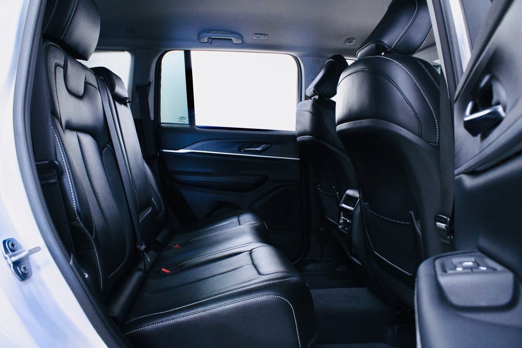 Used 2024 Jeep Grand Cherokee Limited w/ Black Appearance Package image 25