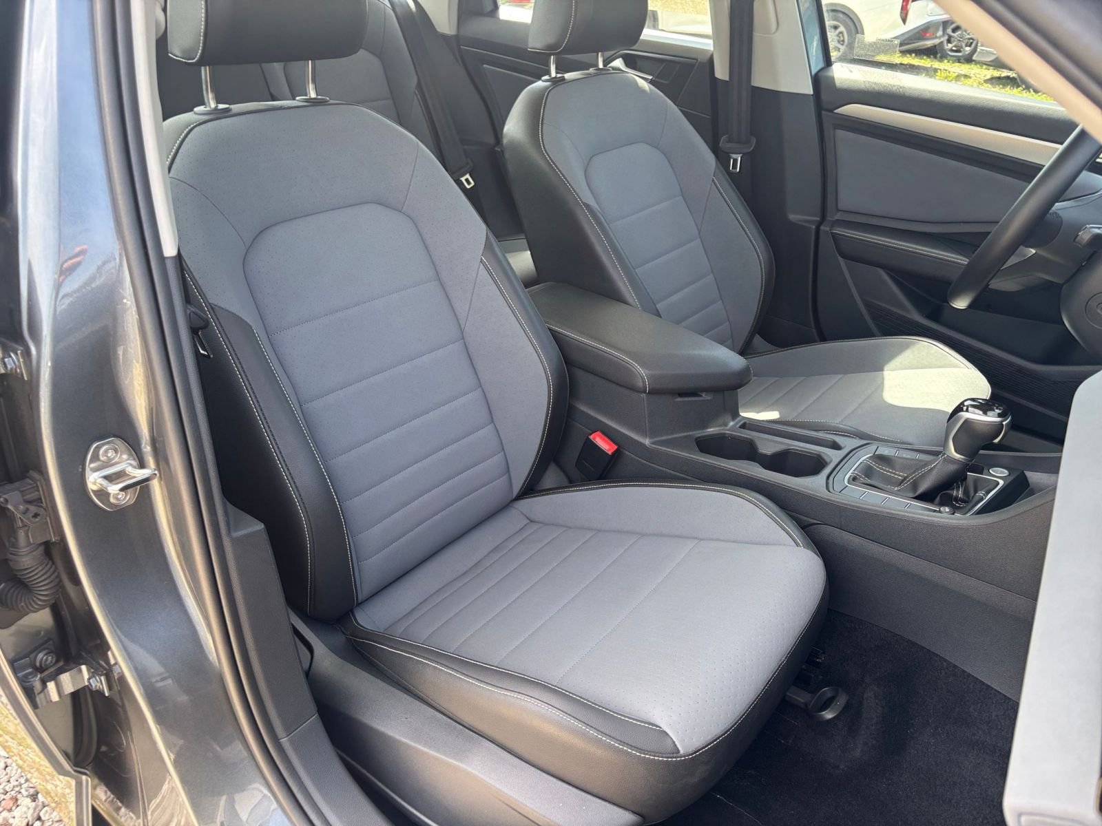 Used 2025 Volkswagen Jetta SE image 38