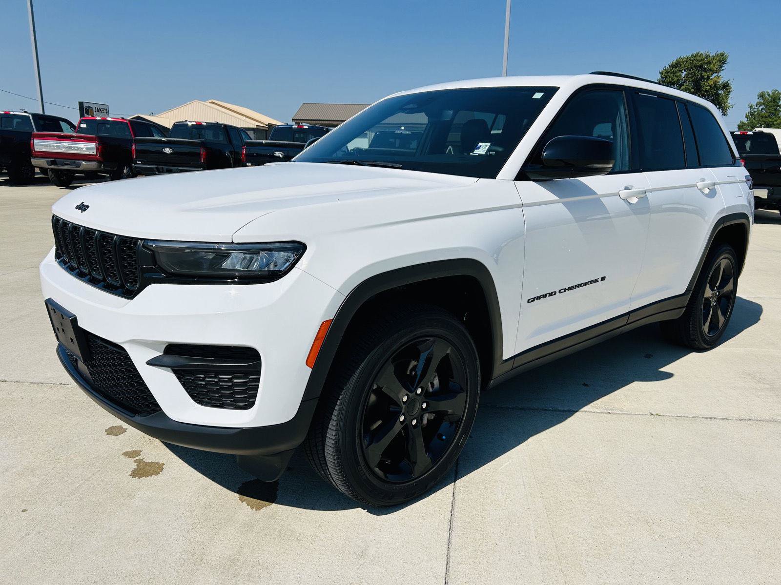 Used 2023 Jeep Grand Cherokee Altitude AWD/4WD image 34
