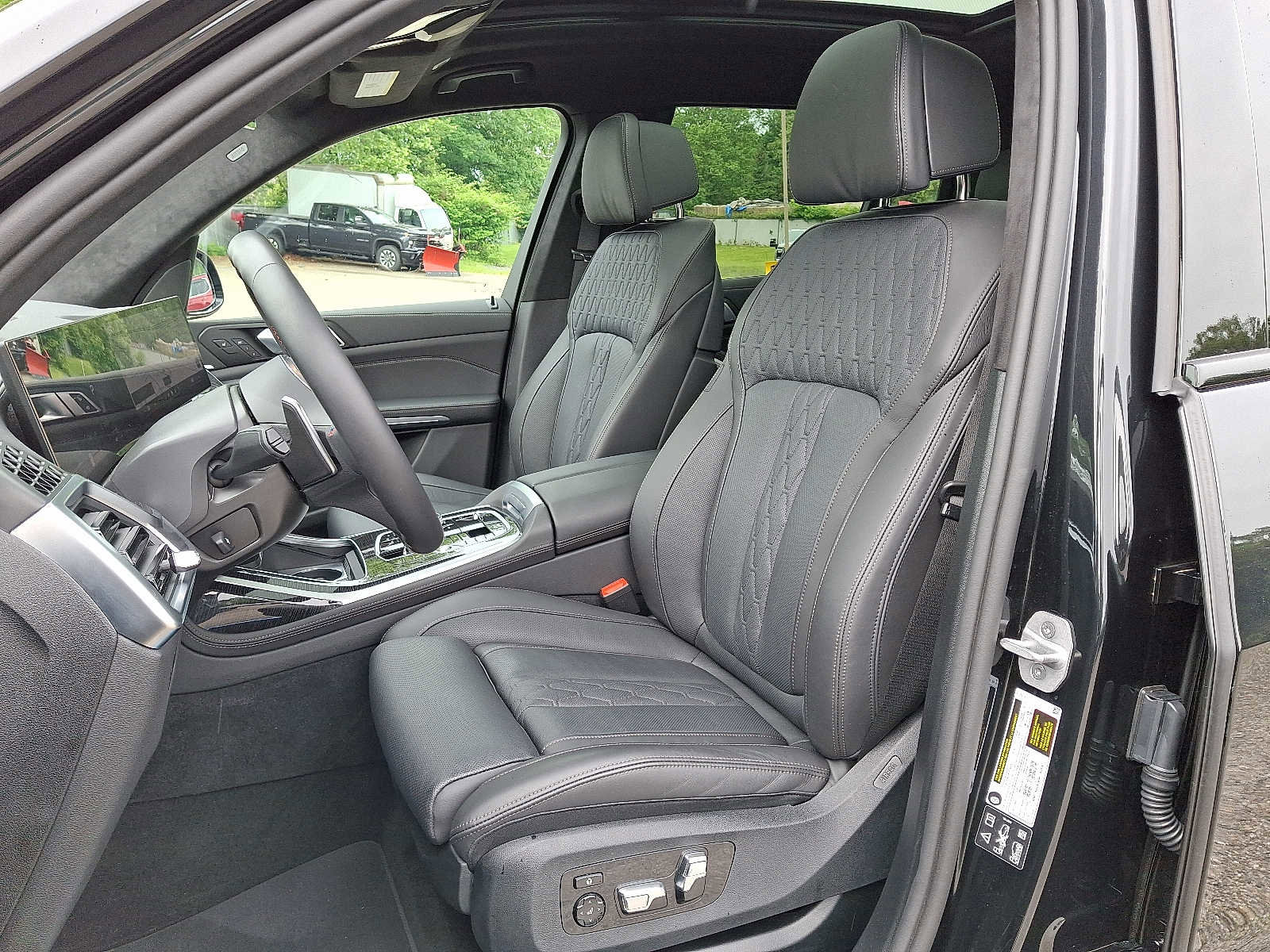 Used 2025 BMW X7 M60i w/ Executive Package image 15
