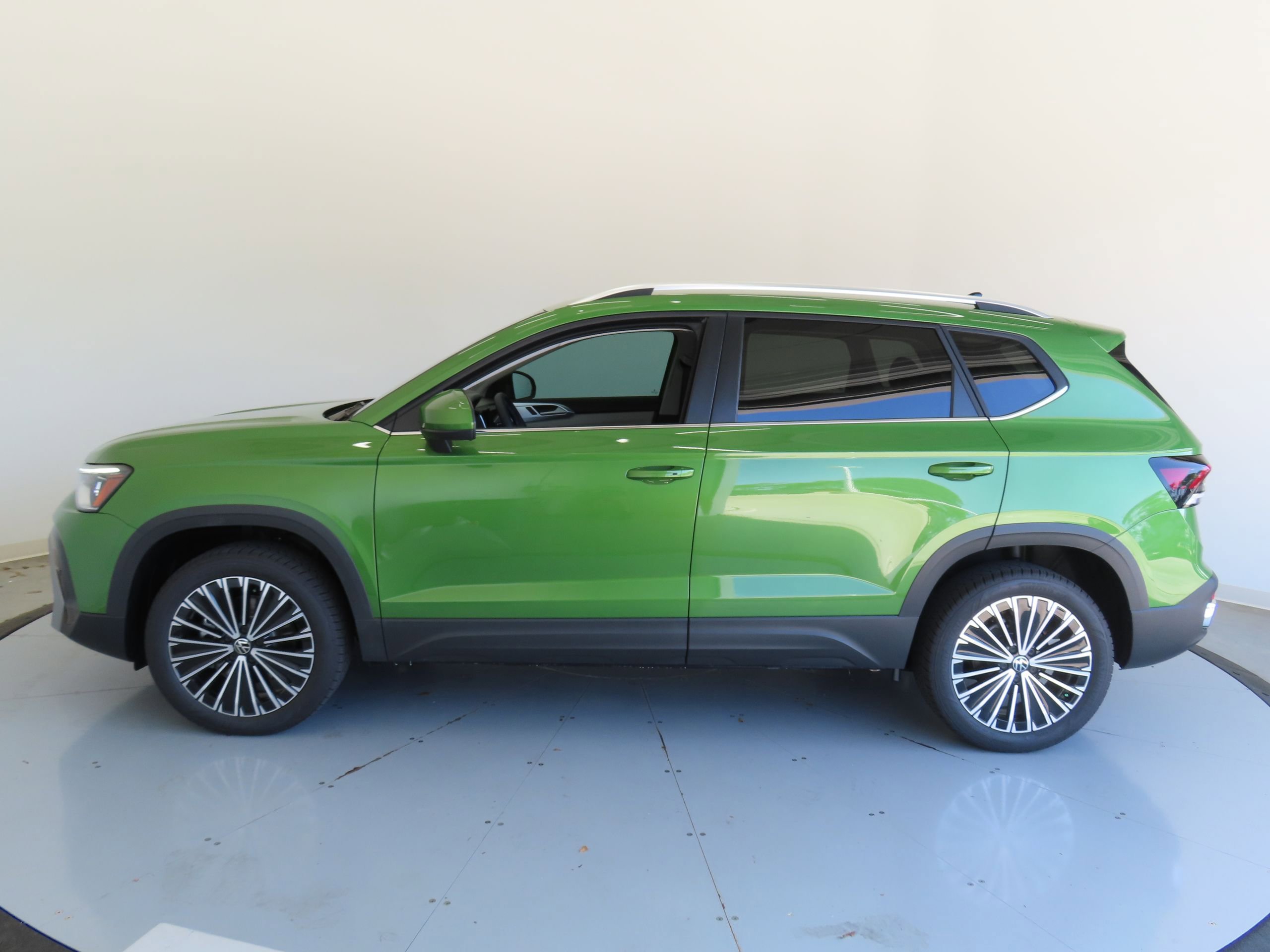 New 2025 Volkswagen Taos SE image 8