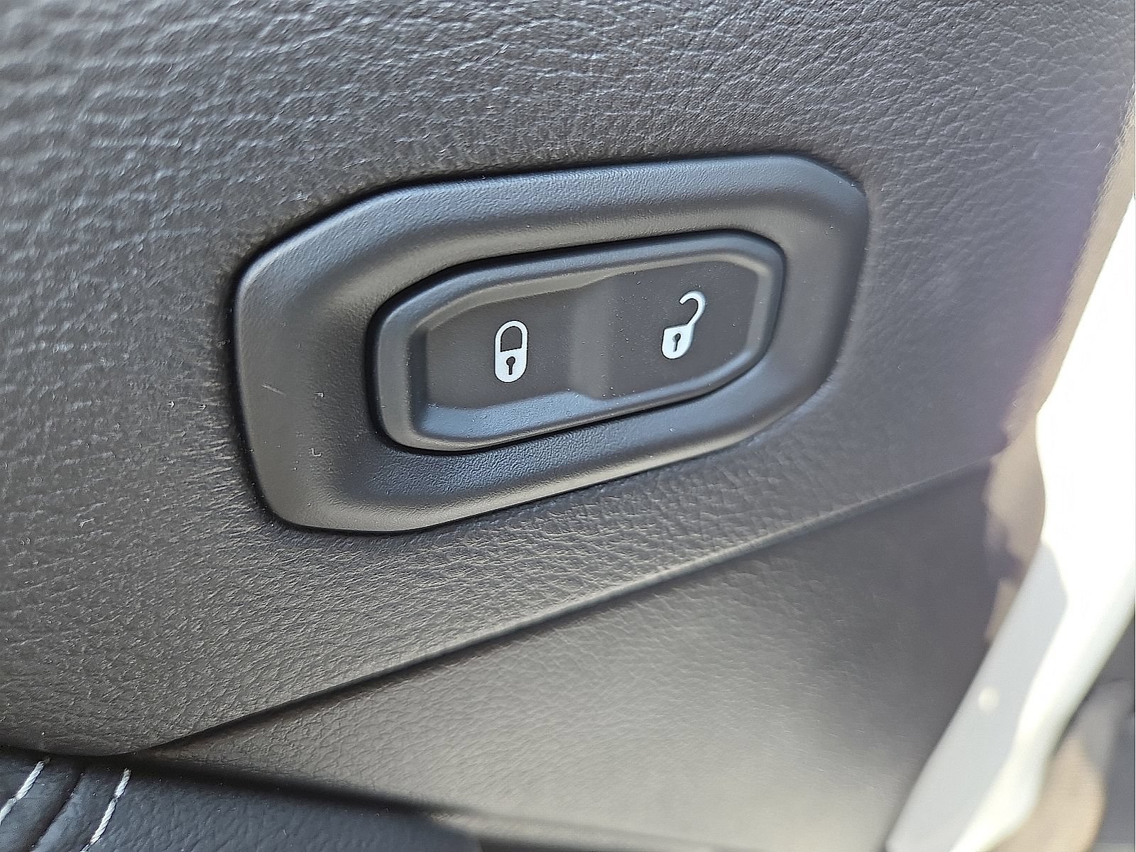Used 2023 Jeep Wrangler Unlimited Sahara w/ Cold Weather Group AWD/4WD image 15