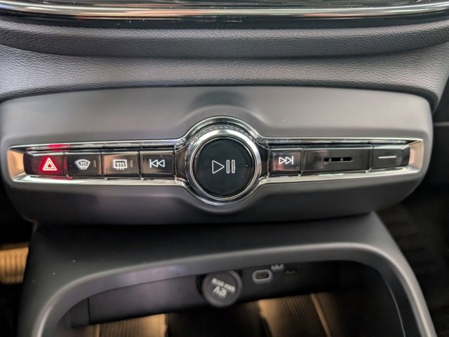 Used 2023 Volvo XC40 B5 Plus w/ Protection Package Premier image 20