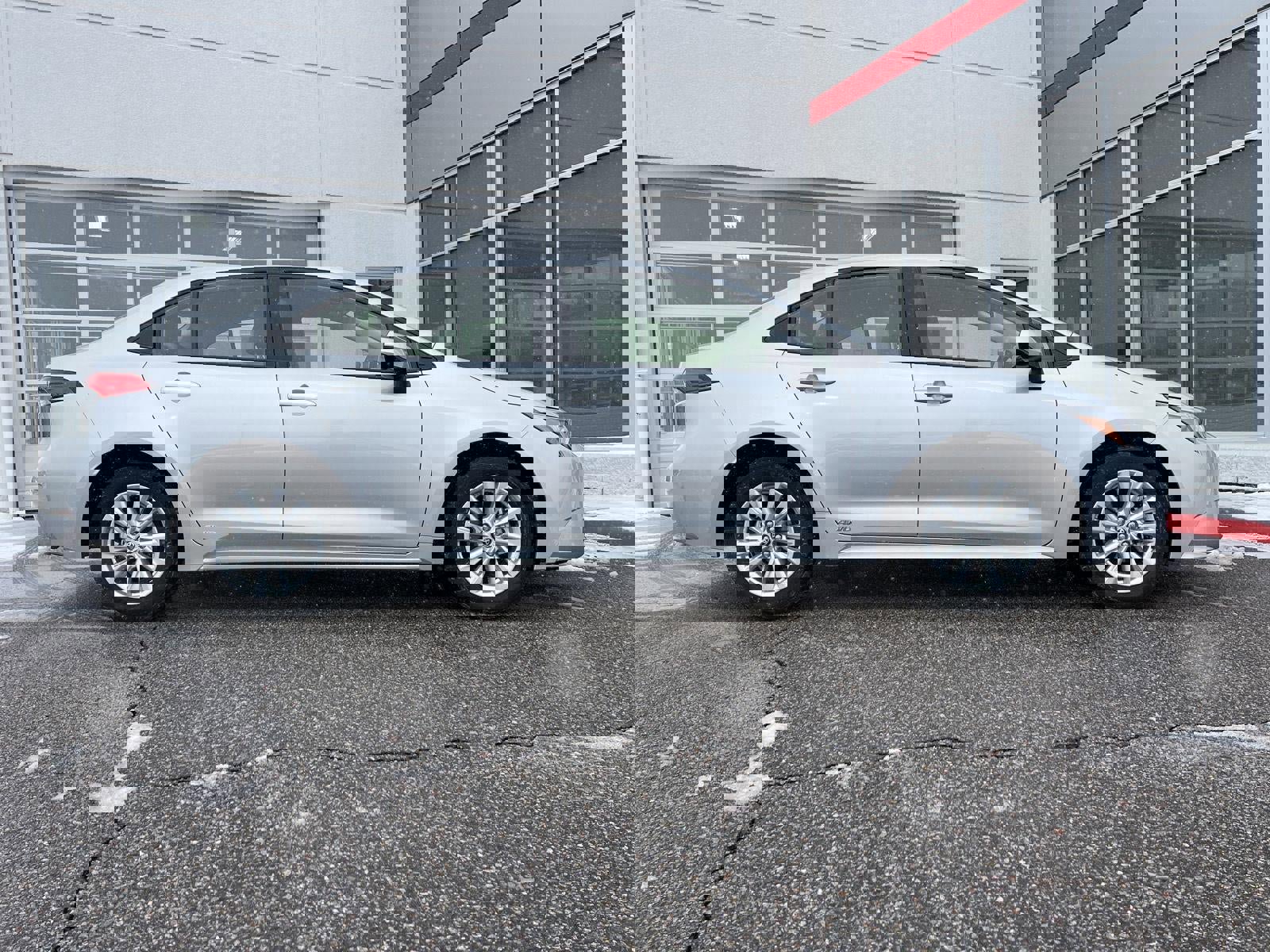 Used 2025 Toyota Corolla LE w/ LE Premium Package image 4