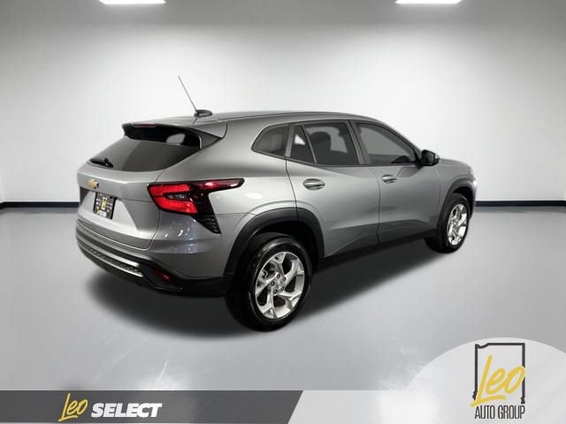 Used 2024 Chevrolet Trax LS w/ LS Convenience Package FWD image 5