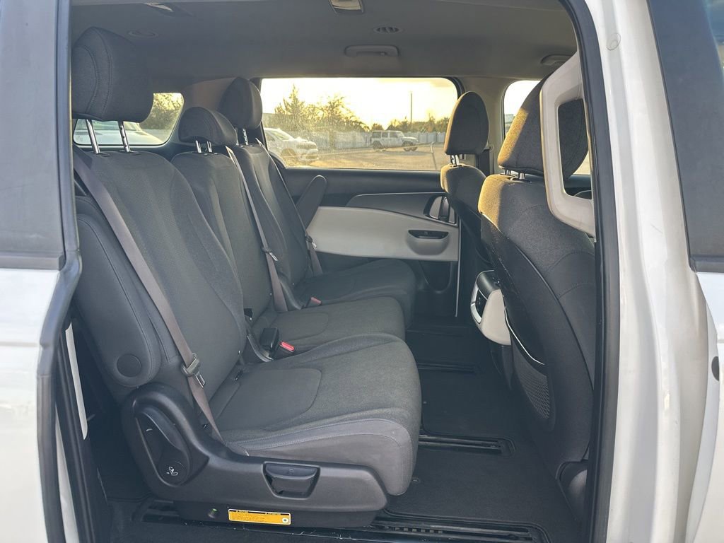 Used 2022 Kia Carnival LX image 8