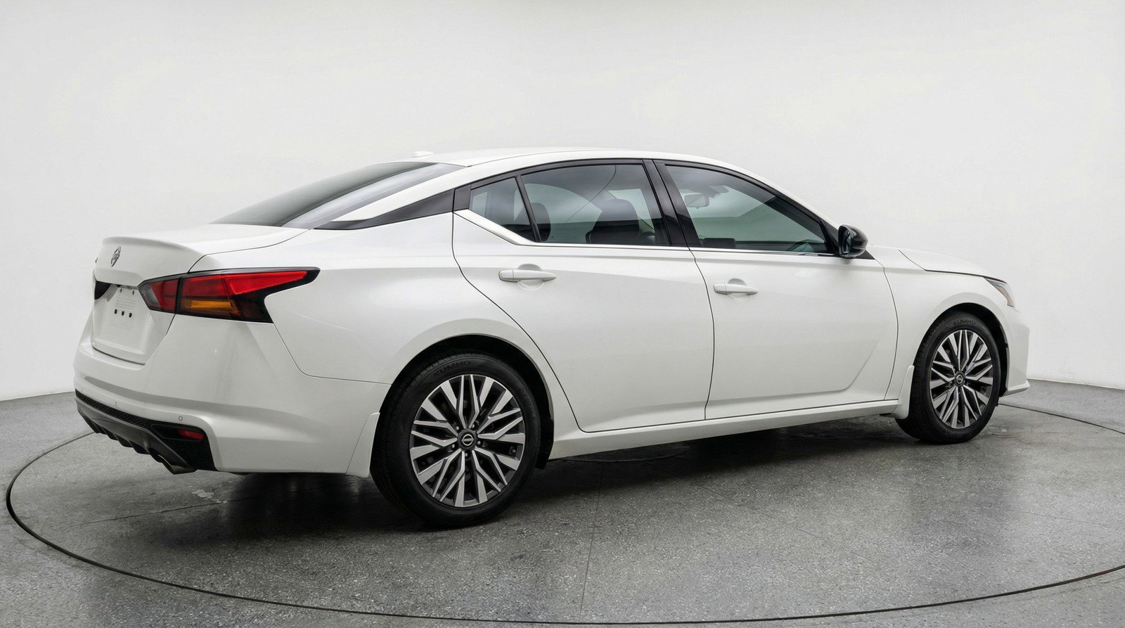 Used 2025 Nissan Altima 2.5 SV FWD image 9