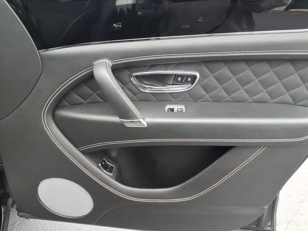 Used 2018 Bentley Bentayga AWD/4WD image 12