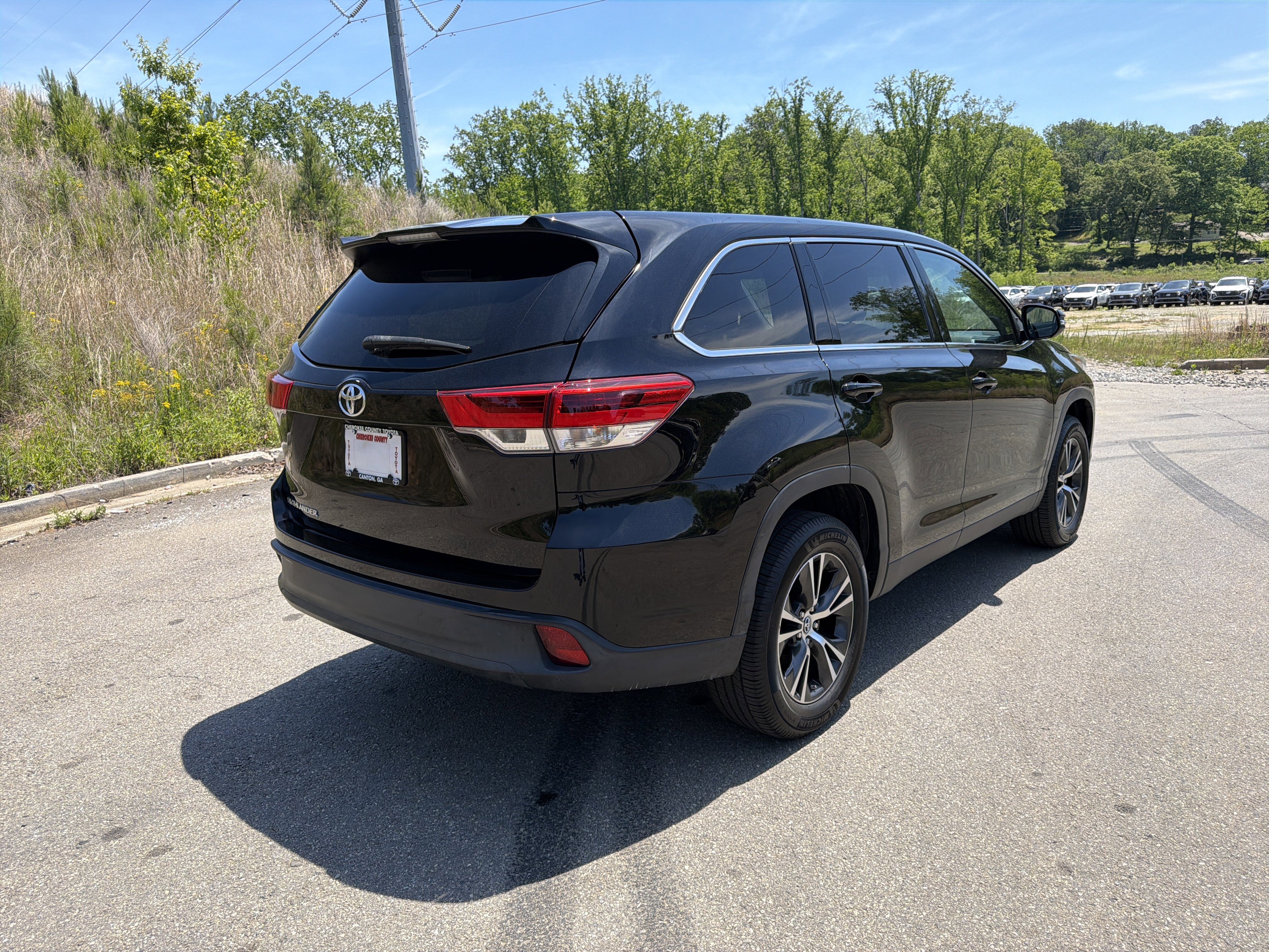 Used 2019 Toyota Highlander LE FWD image 5