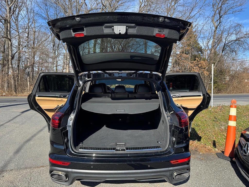 Used 2017 Porsche Cayenne Platinum Edition w/ Premium Package (PJV) AWD/4WD image 9