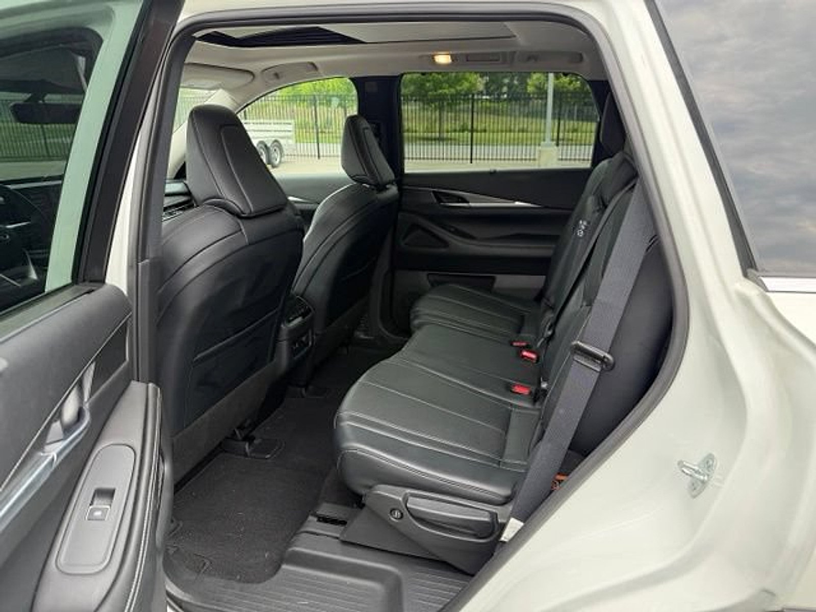 Used 2023 INFINITI QX60 Luxe w/ Performance Audio Package AWD/4WD image 10