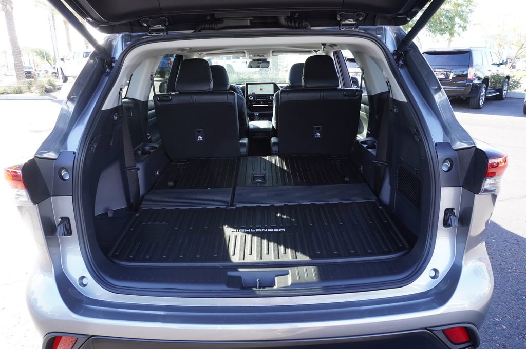 Used 2025 Toyota Highlander XLE image 8