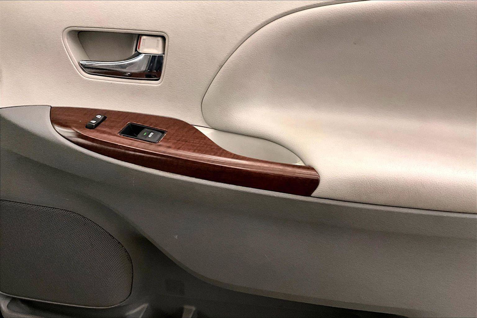 Used 2014 Toyota Sienna XLE image 24