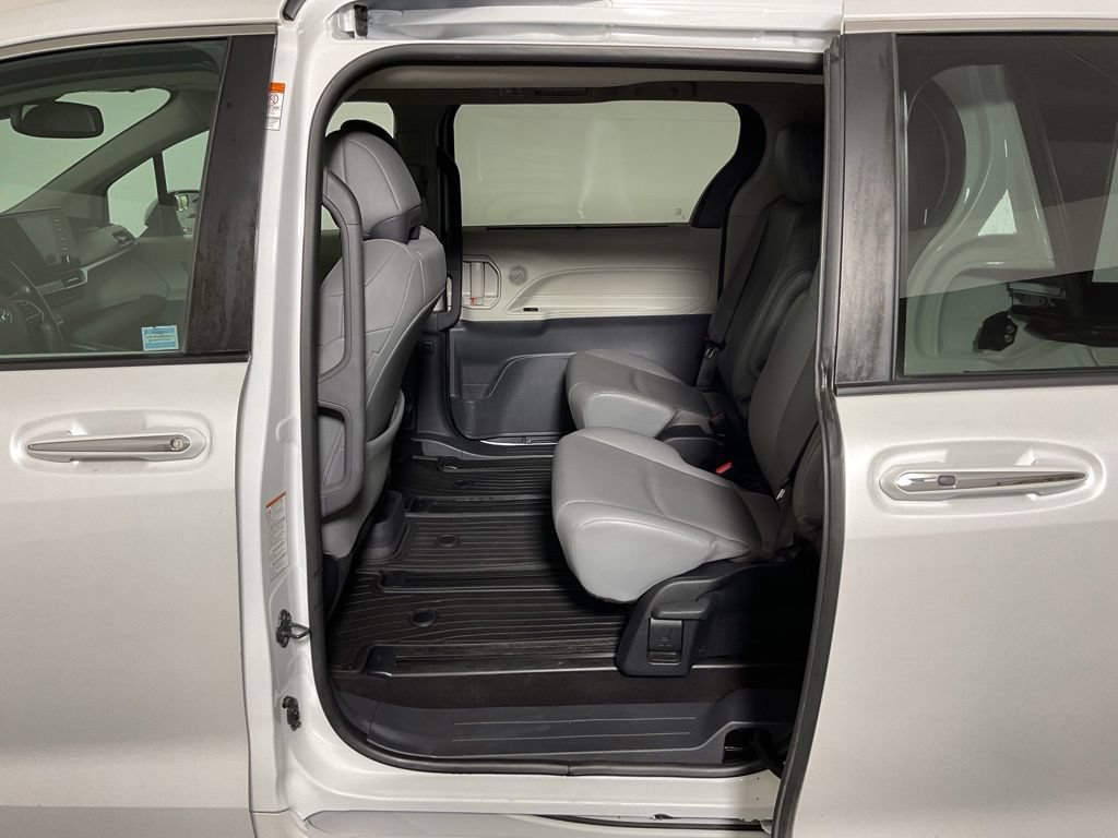 Used 2022 Toyota Sienna XLE FWD image 33
