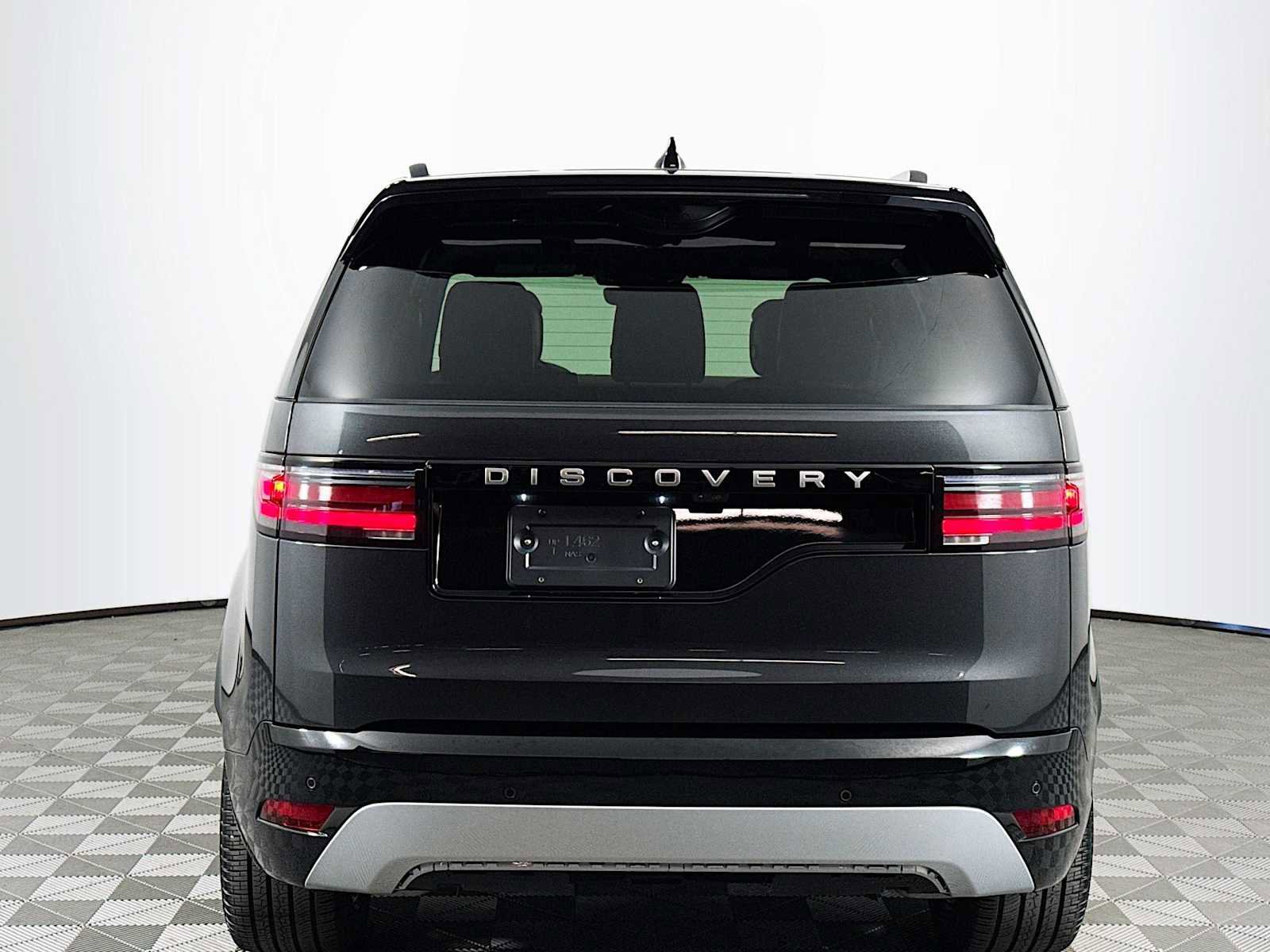 Used 2024 Land Rover Discovery Metropolitan Edition image 6