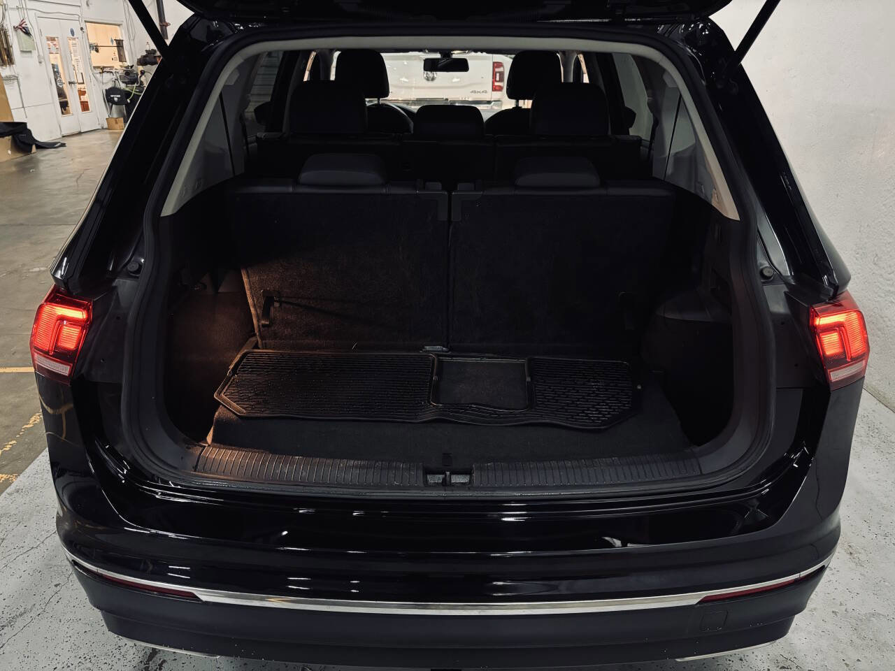 Used 2020 Volkswagen Tiguan SE image 25