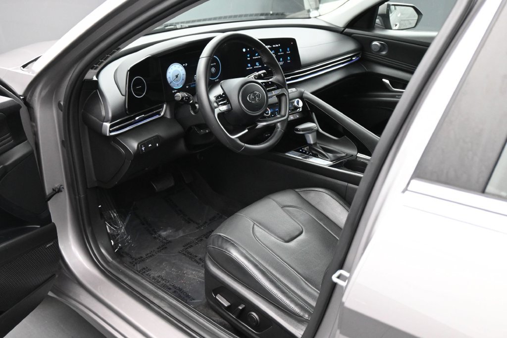 Used 2022 Hyundai Elantra Limited FWD image 2