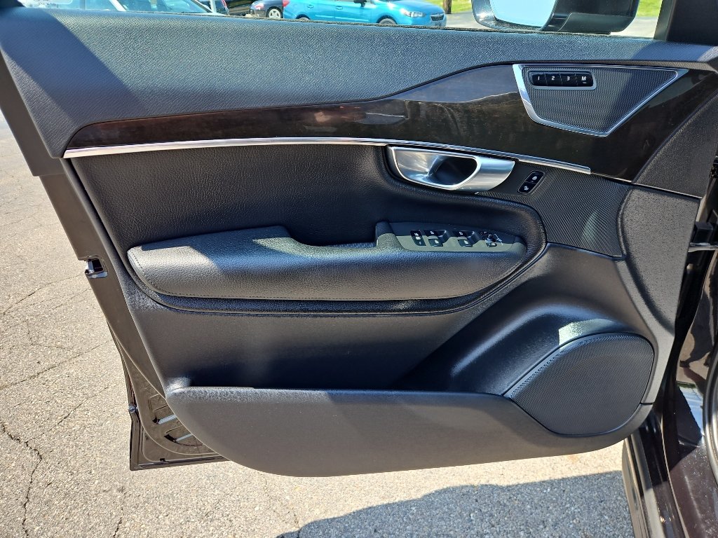 Used 2018 Volvo XC90 T6 Momentum w/ Momentum Plus Package AWD/4WD image 11