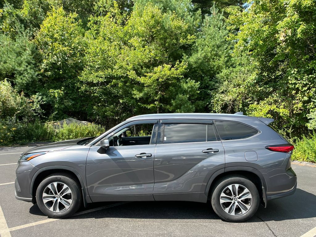 Used 2021 Toyota Highlander XLE AWD/4WD image 30