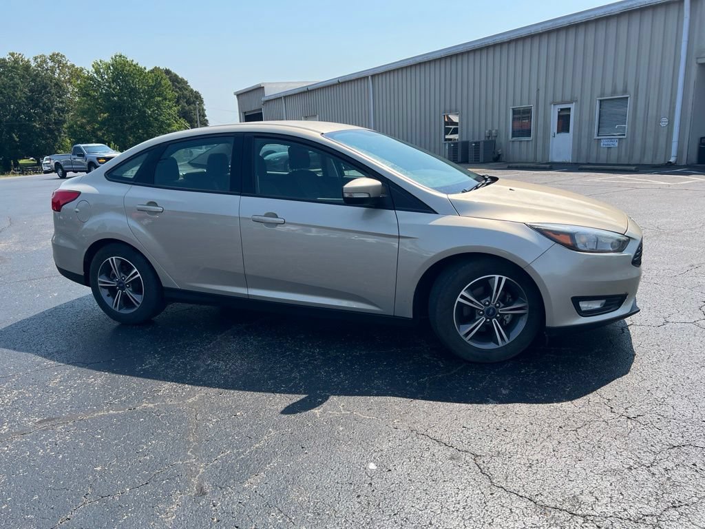 Used 2017 Ford Focus SE FWD image 2