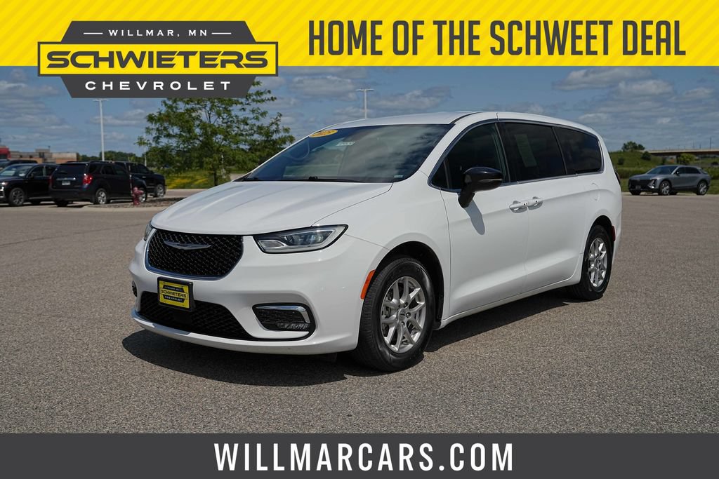 Used 2025 Chrysler Pacifica Select