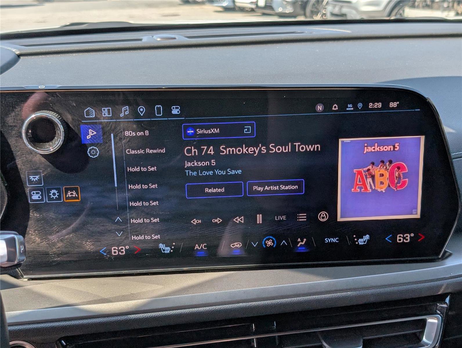 Used 2025 Chevrolet Traverse LT image 29