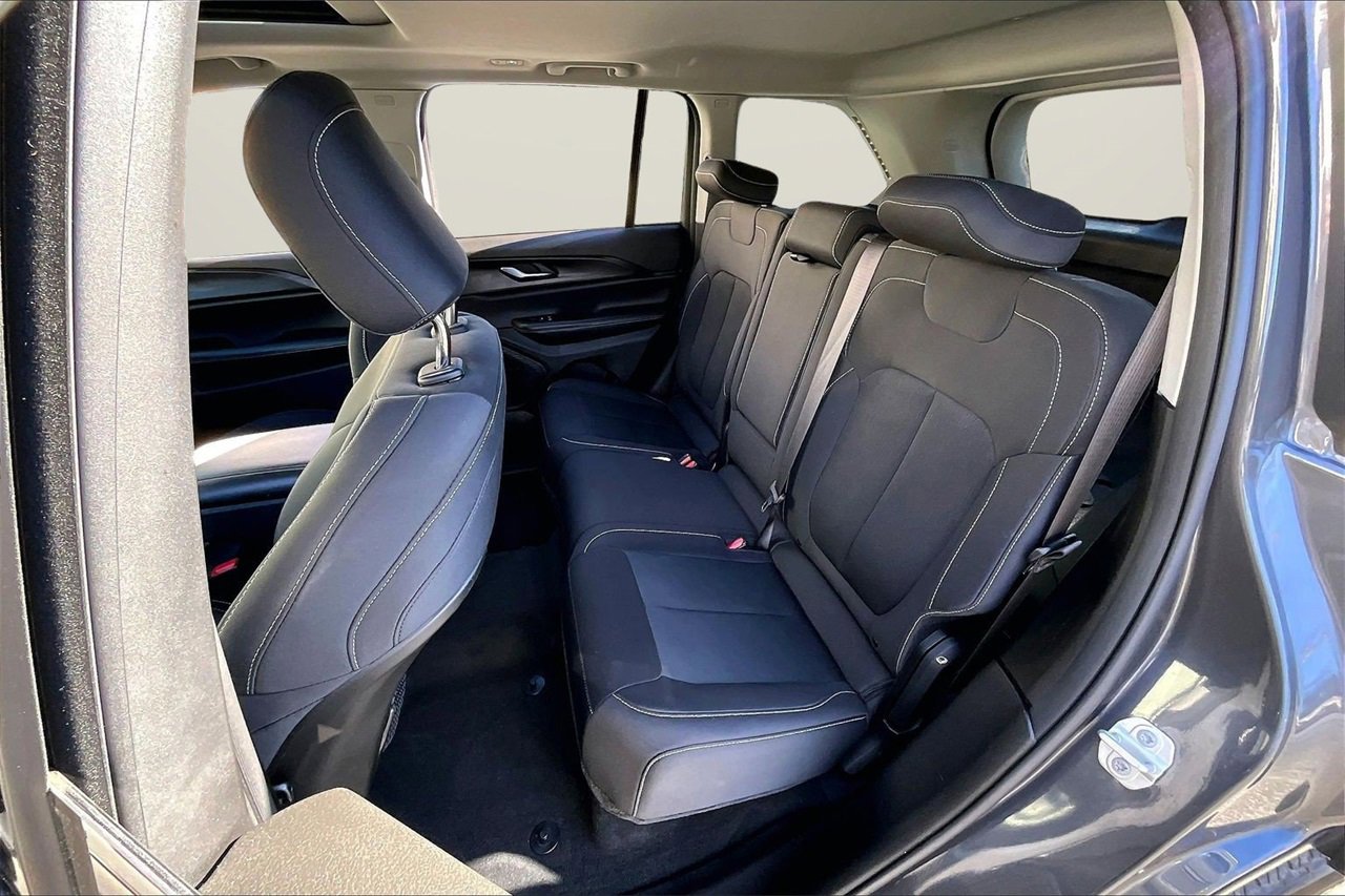 Used 2023 Jeep Grand Cherokee Laredo X image 22