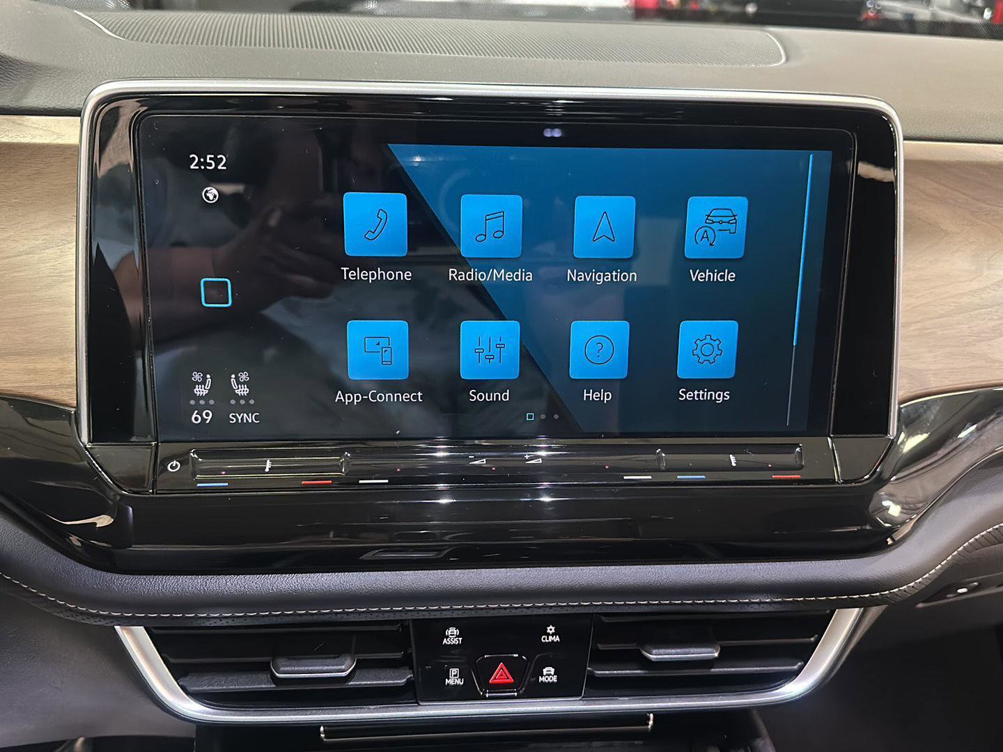 Used 2025 Volkswagen Atlas SE image 23