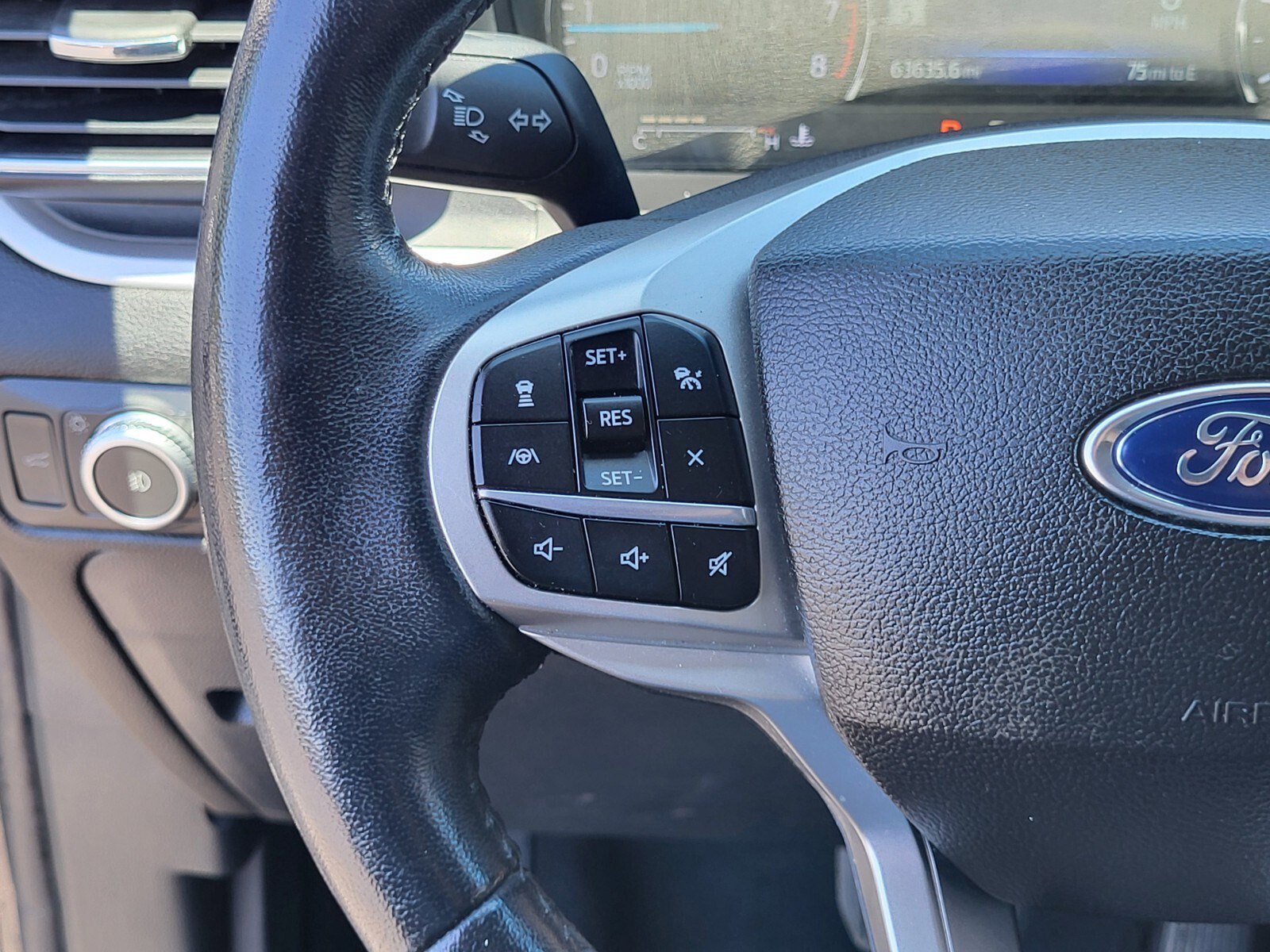 Used 2022 Ford Explorer XLT w/ Equipment Group 202A AWD/4WD image 27