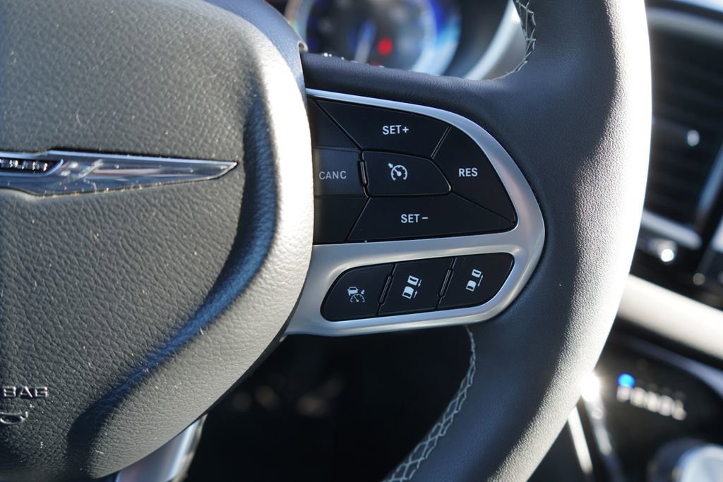 Used 2025 Chrysler Pacifica Select FWD image 31