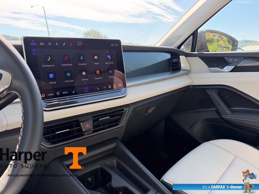 Used 2025 Volkswagen Tiguan SE w/ Panoramic Sunroof Package AWD/4WD image 17