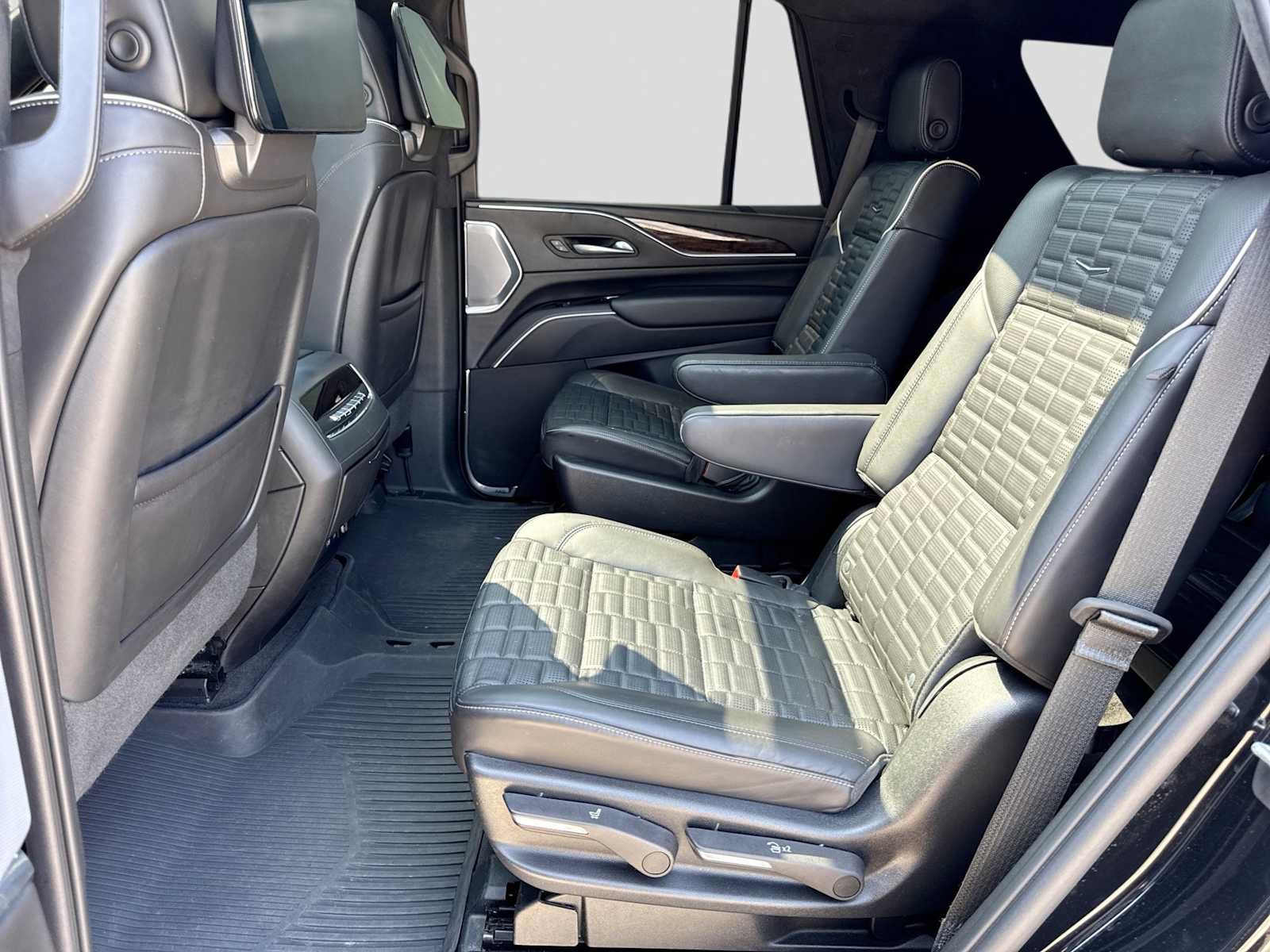 Used 2023 Cadillac Escalade Sport Platinum w/ LPO, ONYX Package AWD/4WD image 19